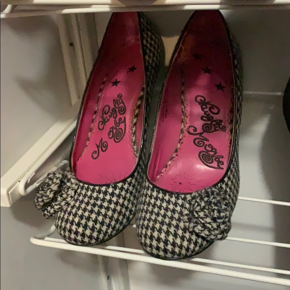 Round toe black and white pump